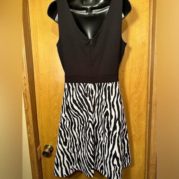 Rosie Harlow size large V-neck zebra print fit and flare skater dress - Picture 5 of 10